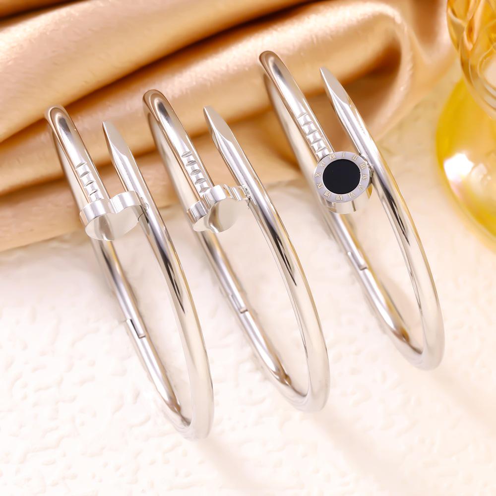 Náramek z titanové oceli pozlacený 18K zlatem se symbolem čtyřlístku, římskými číslicemi a designem srdce