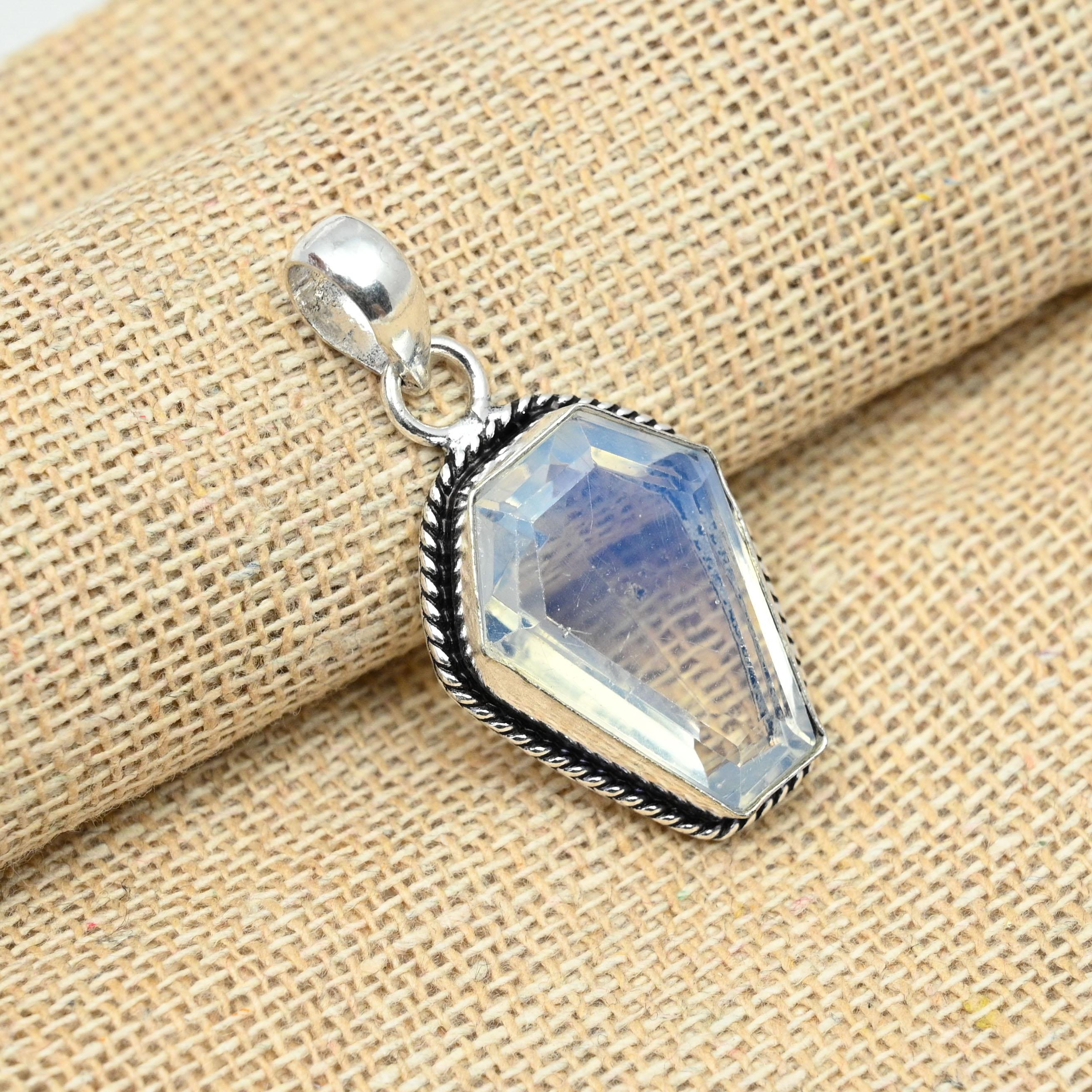 

Драгоценный камень молочного опала, ювелирные изделия из стерлингового серебра 925 пробы ручной работы, замечательный кулон, подарок для нее 1.57 Inches белый