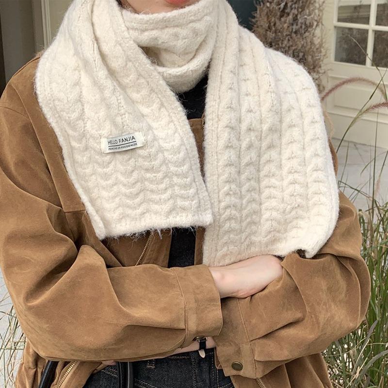 Small twist is a new scarf for women in autumn and winter. It is warm and versatile outside in winter. Solid color knitted neck protection scarf.