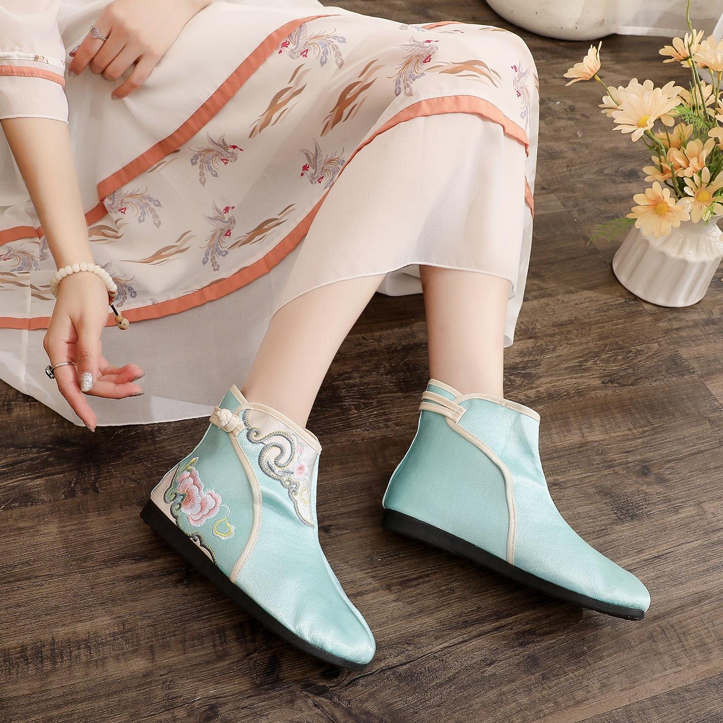 

2024 Новые старые пекинские вышитые тканевые туфли в китайском стиле Осенние туфли ханьфу Старинные женские одинарные ботинки Плоские короткие ботинки Женская обувь 40 зелёный