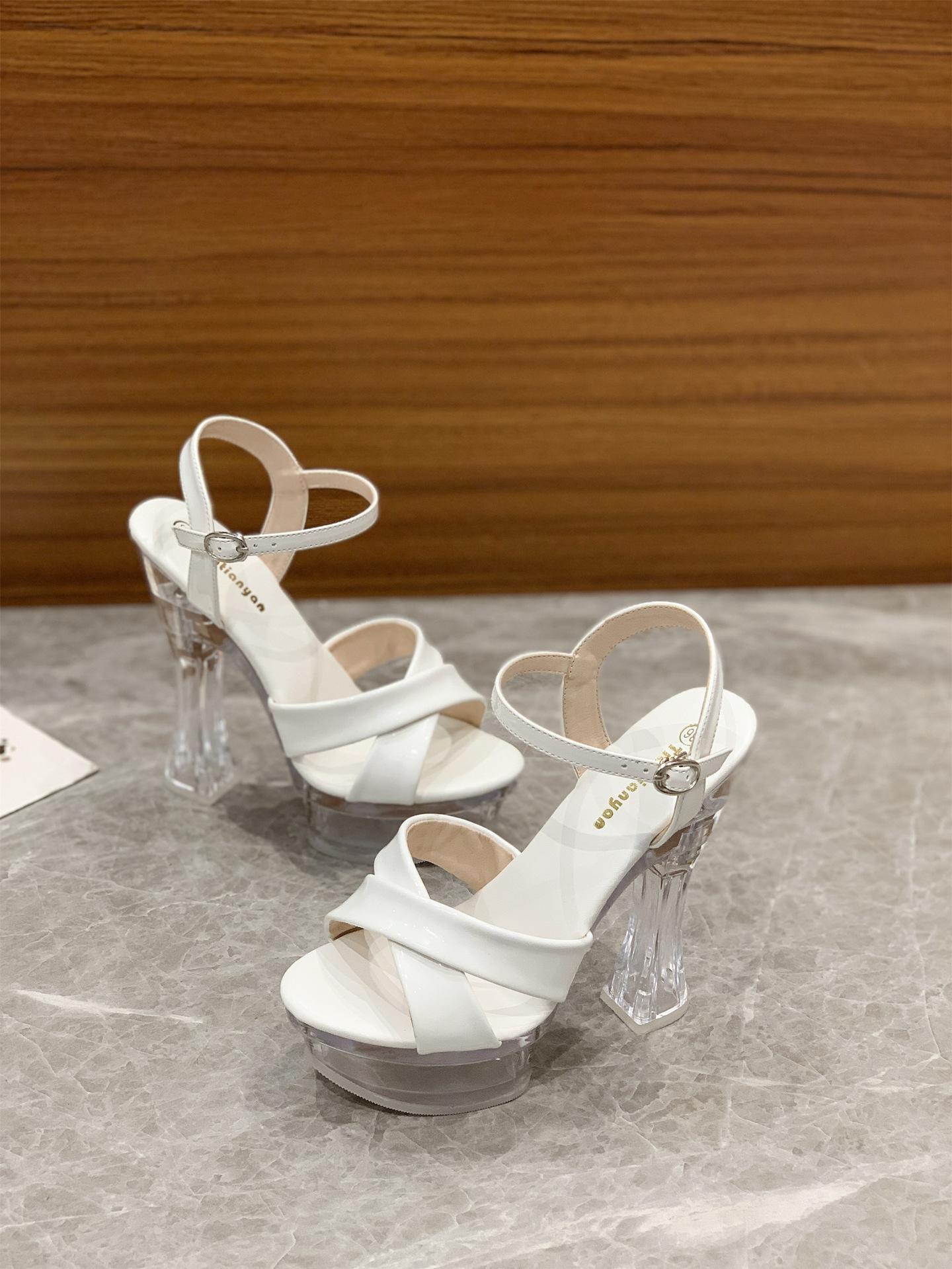 

Лакированные сандалии на высоком каблуке женские новые сексуальные с перекрестными ремешками на толстом каблуке универсальные туфли-лодочки на очень высоком каблуке 34 белый