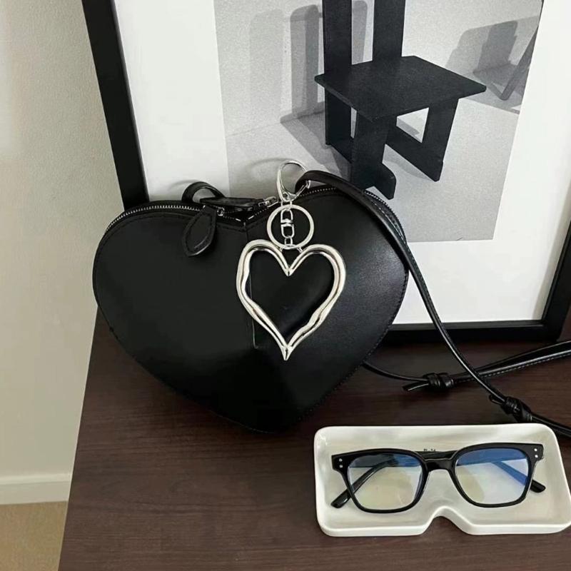 Llavero único en forma de corazón con elegante textura hueca de aleación resistente para uso diario de los amantes de la moda.