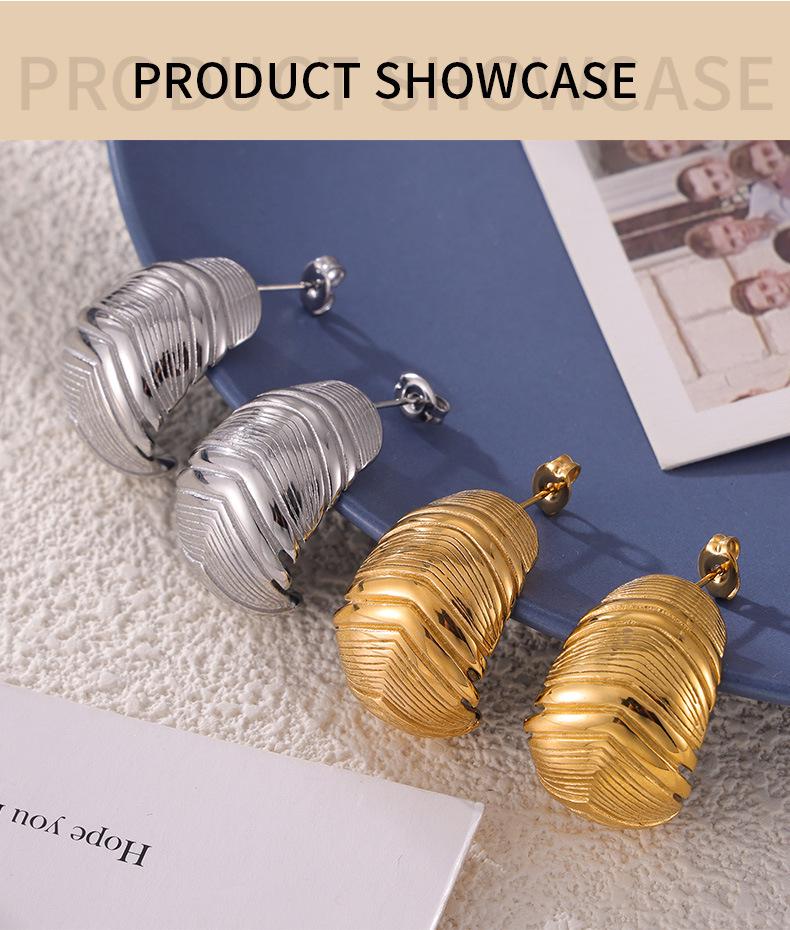 Vintage French Feather-Shaped Earrings, Elegant 18K Gold-Plated Titanium Steel, Retro Design, Versatile New Jewelry.