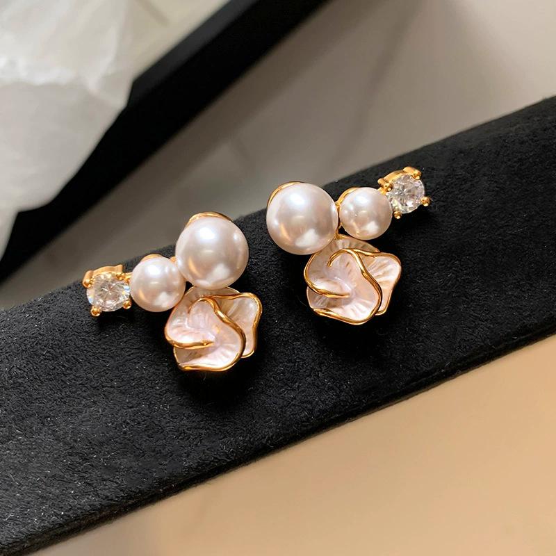 

Sterling silver needle drop glaze camellia earrings, gentle temperament, advanced sense, champagne pearl element design sense, sparkling zirconium