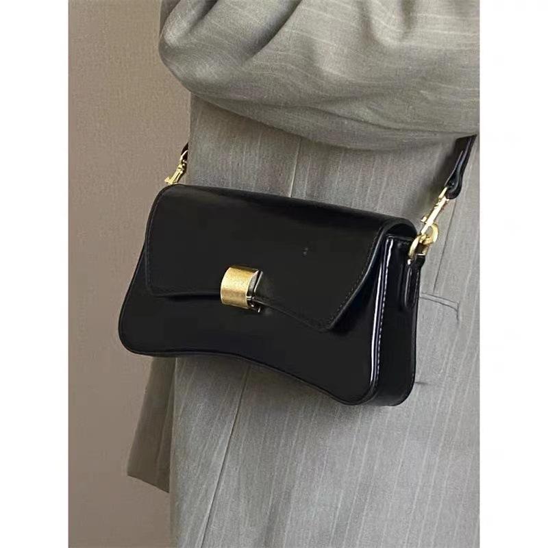 Retro 2026 Women's Baguette Bag: High-End Niche Design, Shoulder & Crossbody Style, Compact and Stylish