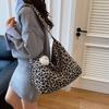 2025 new leopard print large-capacity tote bag women's fashion commuter shoulder bag popular cloth bag messenger bag