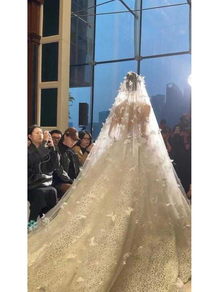 Νυφικό πέπλο Mori Style Λευκή Πεταλούδα & Νυφικό Φόρεμα Γοργόνα με Μαργαριταρένια Κεφαλοστολίδι