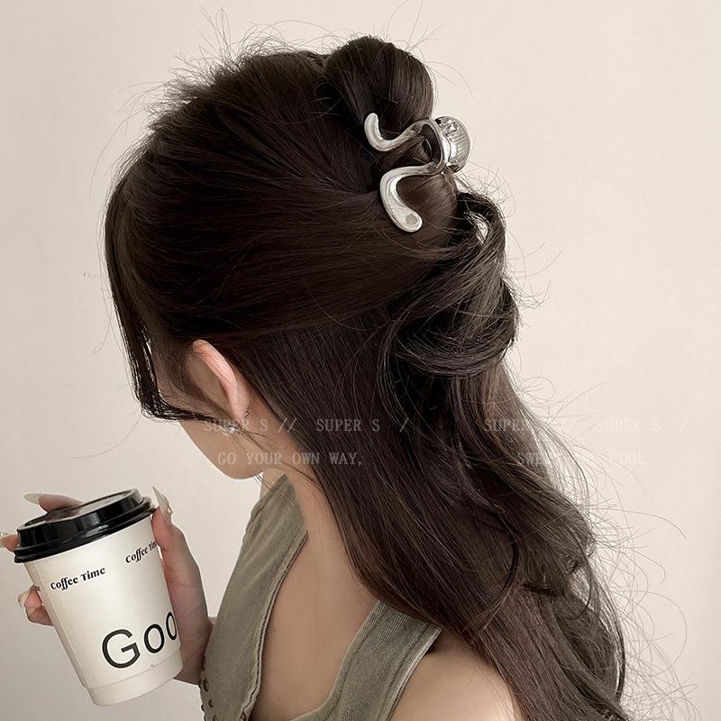 Металлическая полая заколка-краб с бабочкой в стиле Y2K: Минималистичный, текстурированный аксессуар для волос