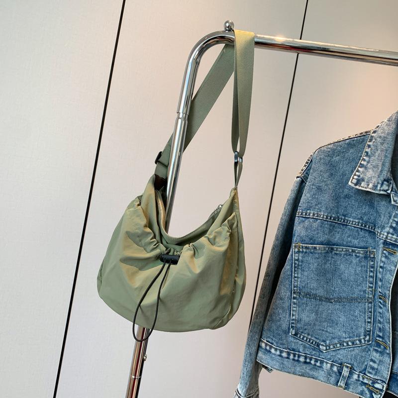 

Folded bag women s 2025 new fashion casual shoulder bag large capacity messenger bag class bag зелёный