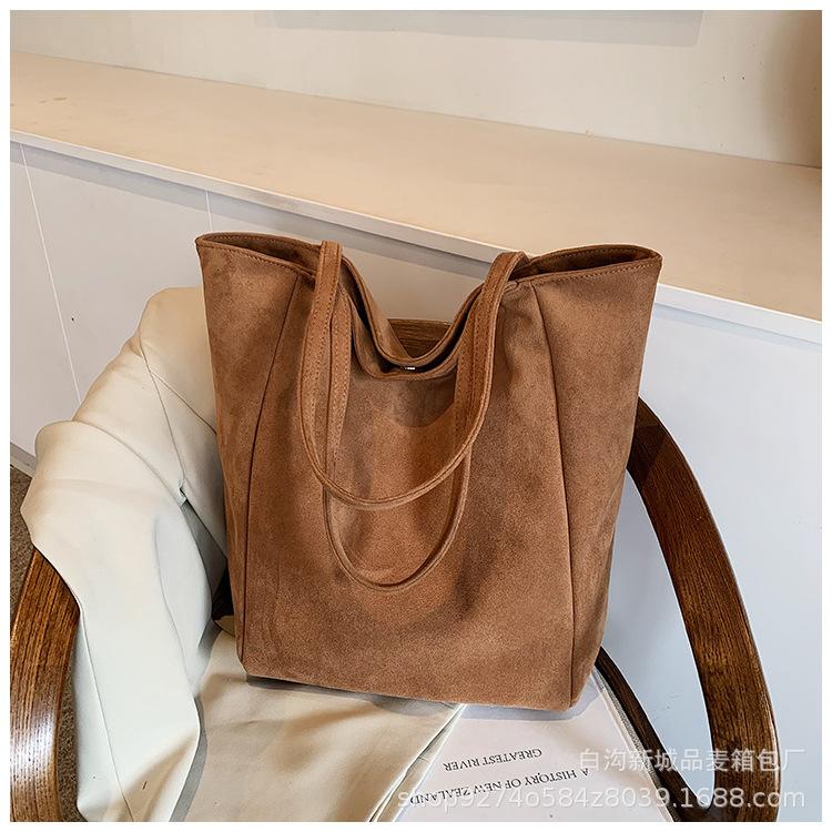 

Stylish retro high-end sense simple shoulder commuting big bag women s 2025 autumn and winter new large-capacity tote big bag коричневый