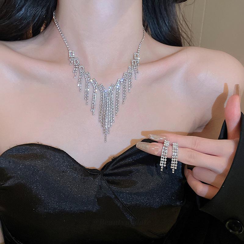 Elegante mit Diamanten besetzte Halskette & Schmuckset für Damen - High-End, vielseitig, super funkelnde Luxus-Schlüsselbein-Accessoires