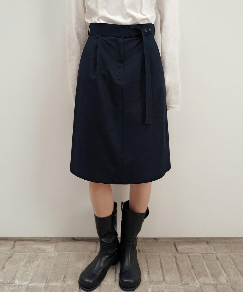 ANDNEEDS Button Belted Skirt (Dark Navy)