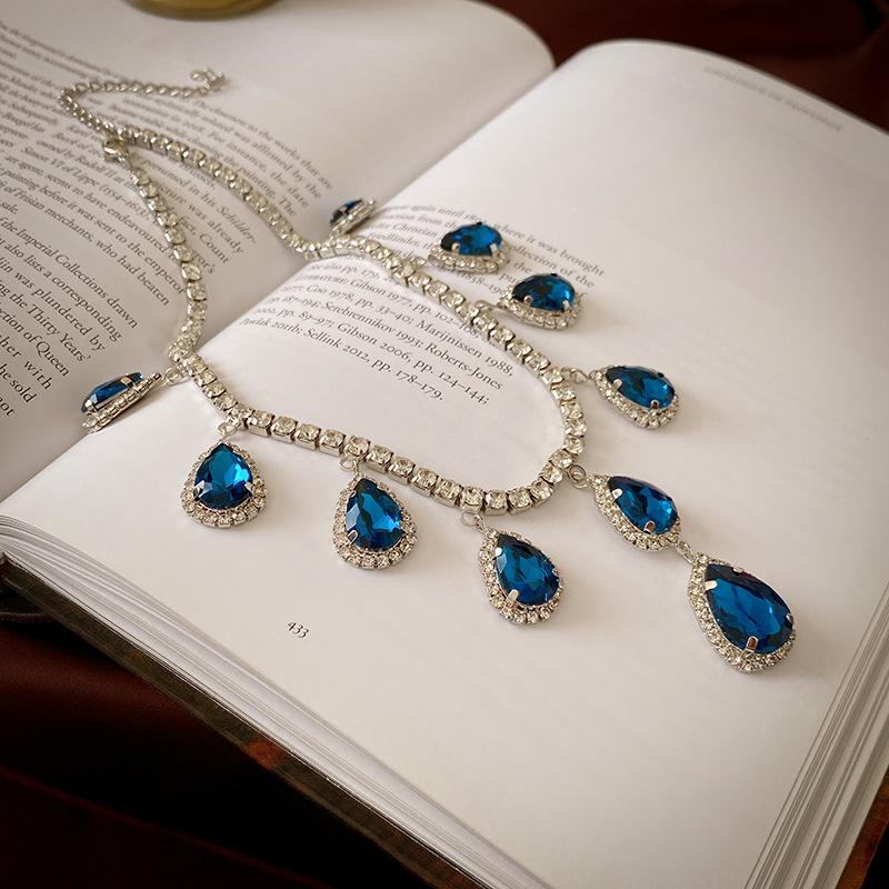 Náhrdelník s květinou z vsazených diamantů a retro náramek s náušnicemi - Evropský a americký styl Klíční kostní řetízek Špičkové šperky