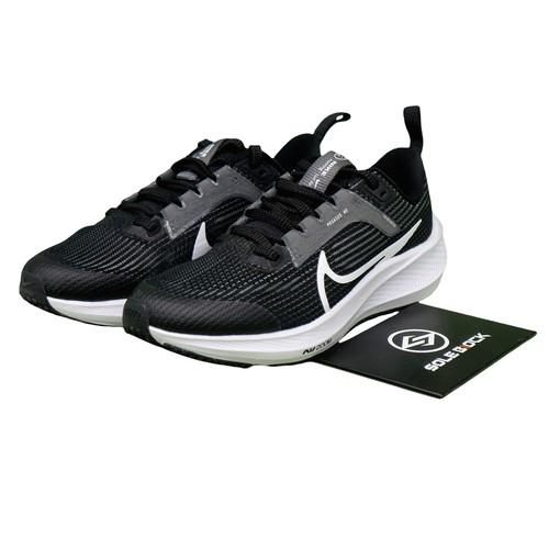 

Nike Air Zoom Pegasus 40 GS Чорний Білий DX2498-001 EU 38 чорний/сірий