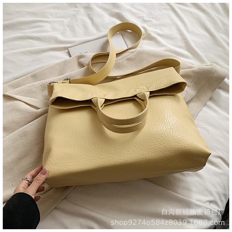 

2025 New Large Capacity Shopping Bag Fashion Commuter Messenger Bag Casual Soft Surface Folding Ear Bag Simple Shoulder Women s Bag