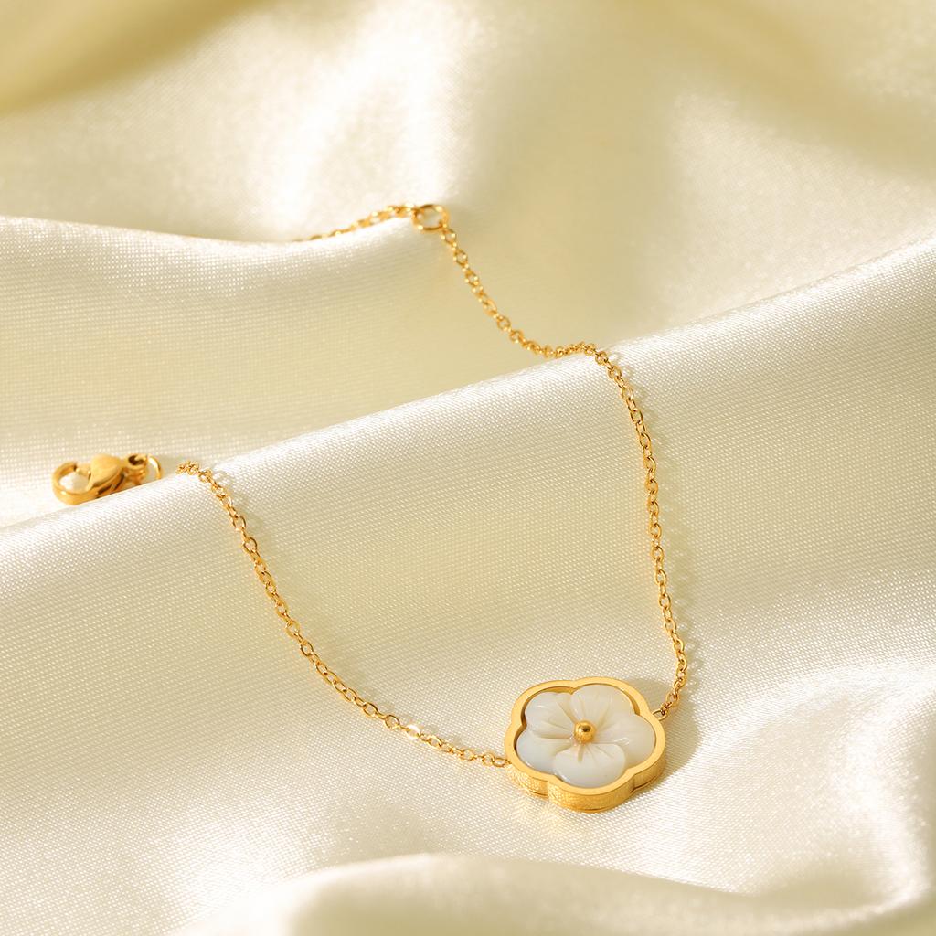 H&C 18K PVD-vergoldetes Edelstahl Zartes Dünnes Kettenarmband Natürliche Weiße Muschel Kleeblatt Blume Anhänger Schmuck