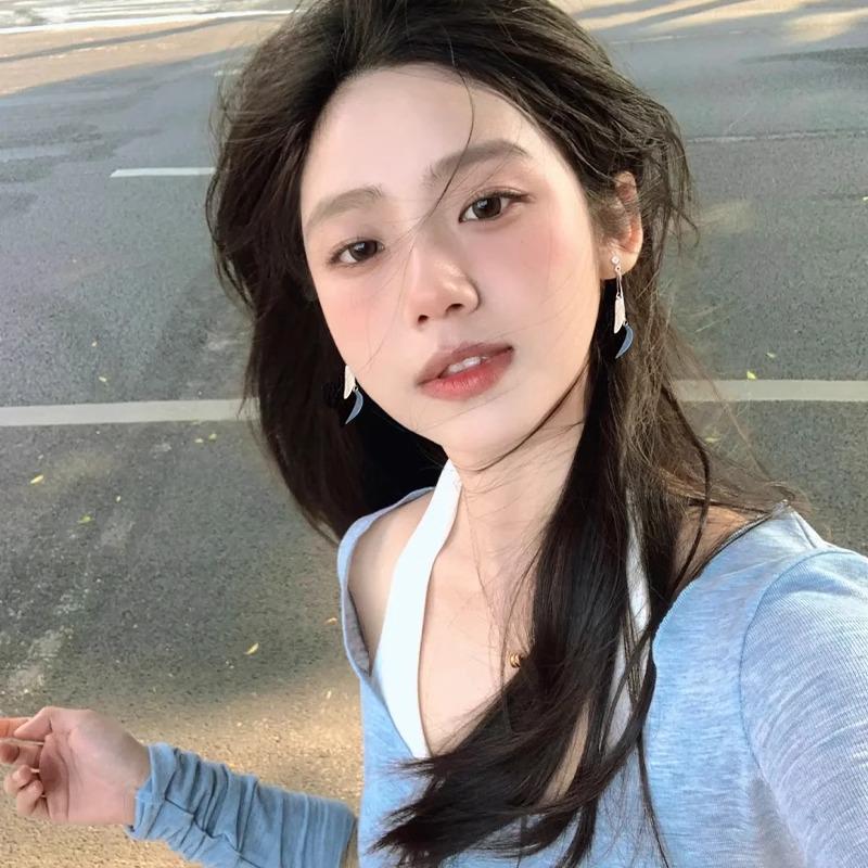 Damen Einzigartige Blaue Schlankmachende Blatt-Ohrringe - Clip-On-Stil, Kein Piercing Erforderlich