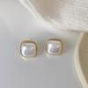 Simple pearl personalized stud earrings for women's early autumn new niche high-end temperament commuting exquisite earrings