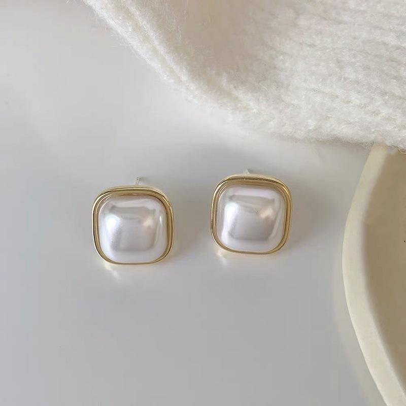 Simple pearl personalized stud earrings for women's early autumn new niche high-end temperament commuting exquisite earrings