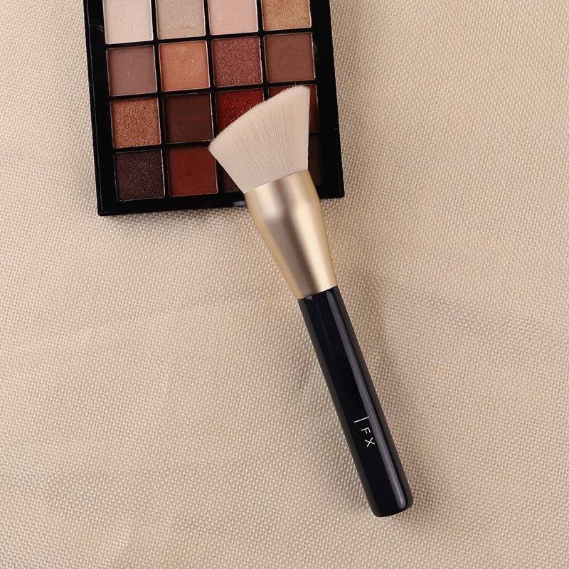 THE MAXIMIZING FULL FACE BRUSH Angled Smooth Foundation Cream Makeup Brush