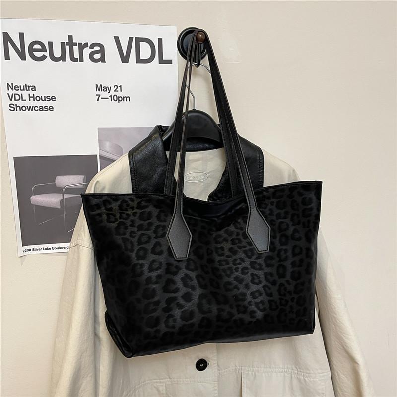 Leopard print bag women's large-capacity new seasonal versatile shoulder bag casual commuter tote bag