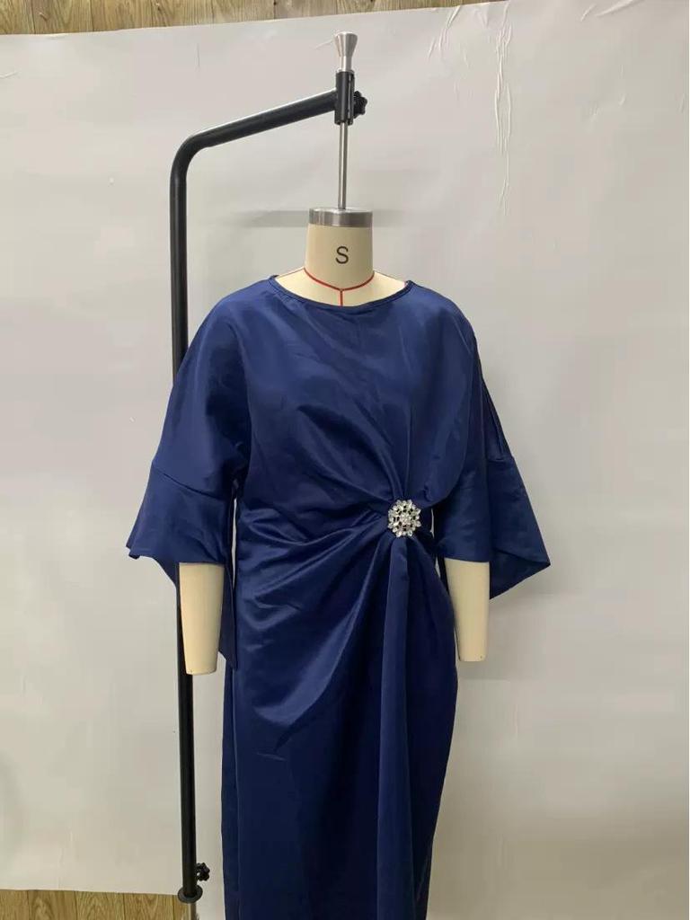 2025 Elegantes Satin-Kleid mit Perlenblumen-Dekoration für Damen