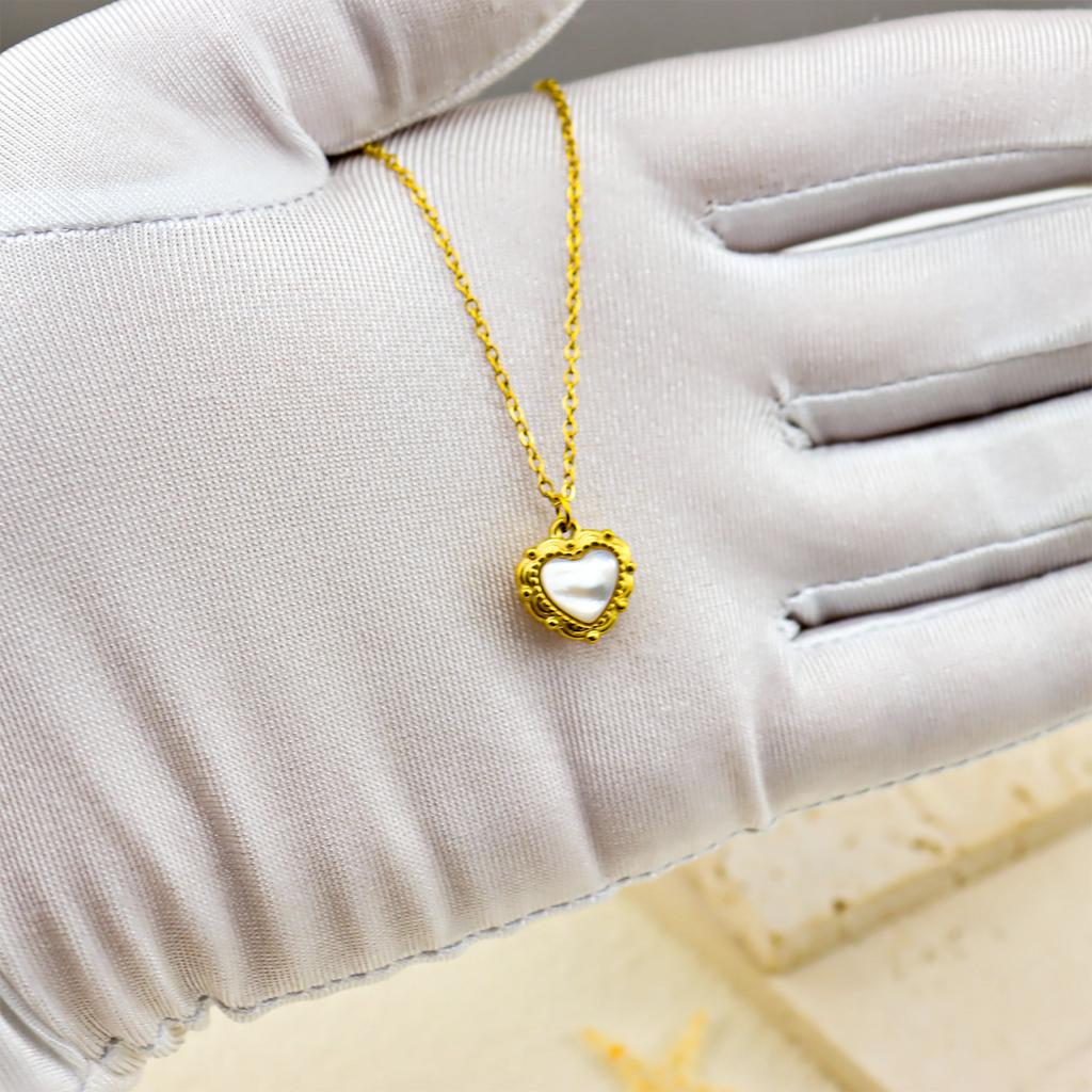 French 18K Gold Mother Shell Love Necklace, Retro Light Luxury Exquisite Jewelry, Wind Collarbone Neck Chain