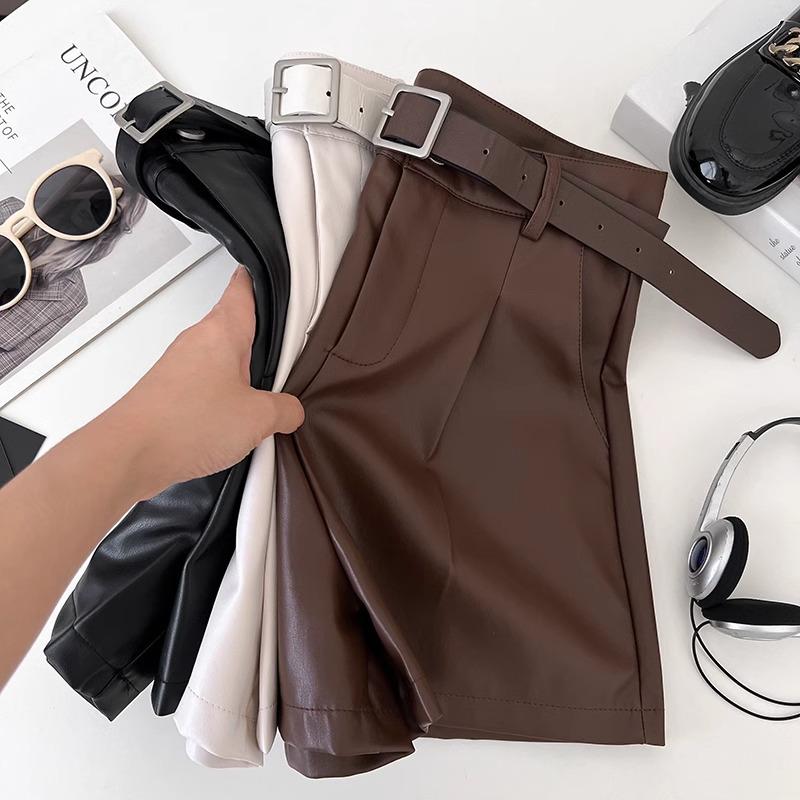 Damen Schwarze PU-Leder High-Waist Weitbein-Shorts - Herbst/Winter 2024 Kollektion