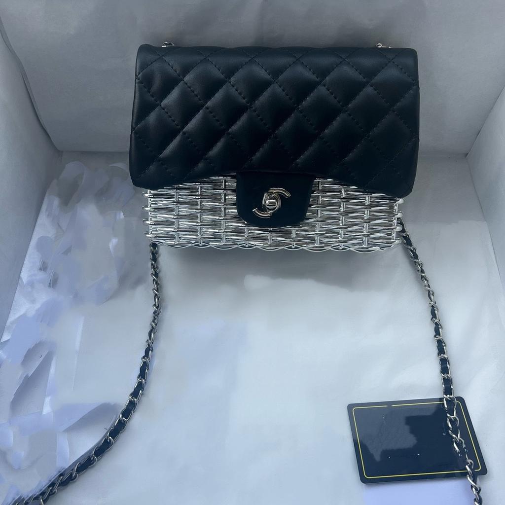 New niche metal retro single-shoulder crossbody handbag, fashionable, versatile, simple, and sophisticated small square bag
