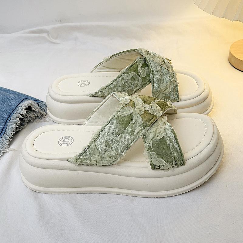 Beautiful one-word thick-soled slippers for women to wear 2025 summer new versatile ins tide non-slip seaside vacation beach