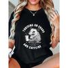 T-Shirt Oversize Possum Nero Che Tiene Tazza di Caffè Con Testo 'Thriving On Chaos And Caffeine' Grafica T-Shirt Per Abbigliamento Casual e Stile Quotidiano