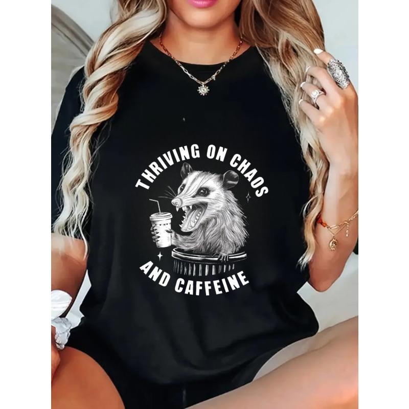 T-Shirt Oversize Possum Nero Che Tiene Tazza di Caffè Con Testo 'Thriving On Chaos And Caffeine' Grafica T-Shirt Per Abbigliamento Casual e Stile Quotidiano