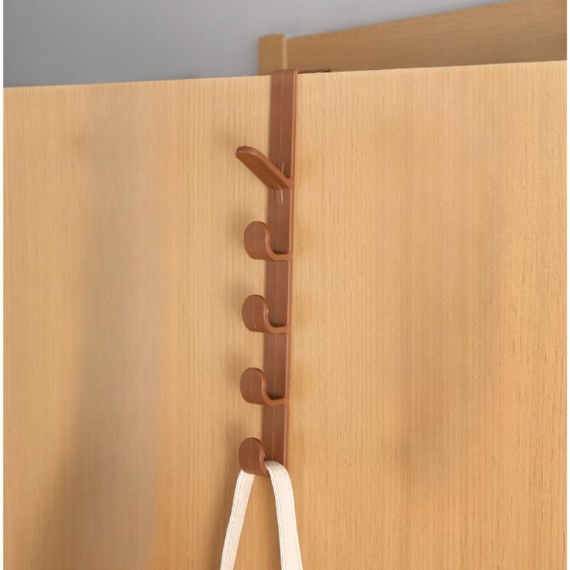 Kleiderbügel mit Haken für eine Tür oder einen Schrank. Verschiedene Farben