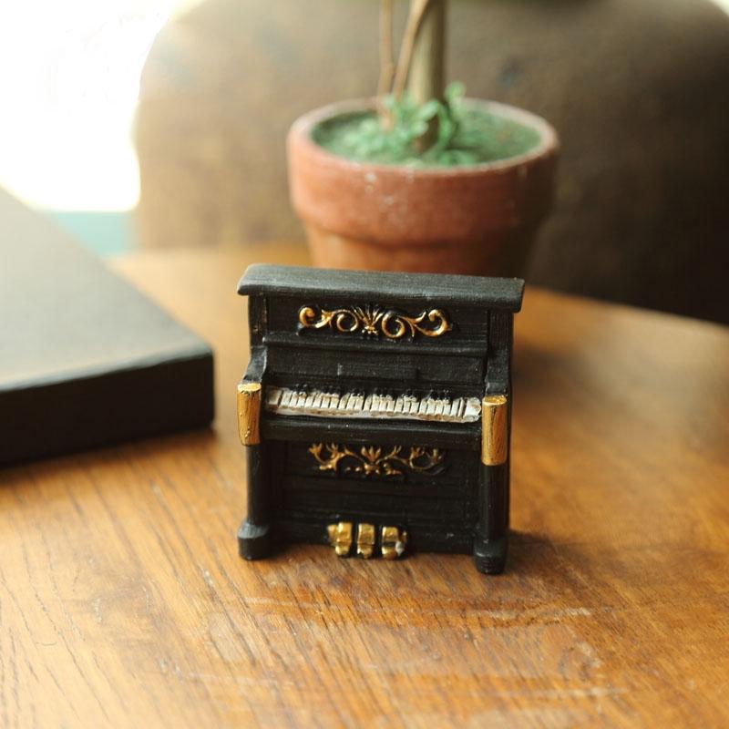 Miniature Vintage Nostalgic Resin Sewing Machine Mailbox Red Bus RadioTelephone Phonograph Decoration Cute Mini Resin Ornaments