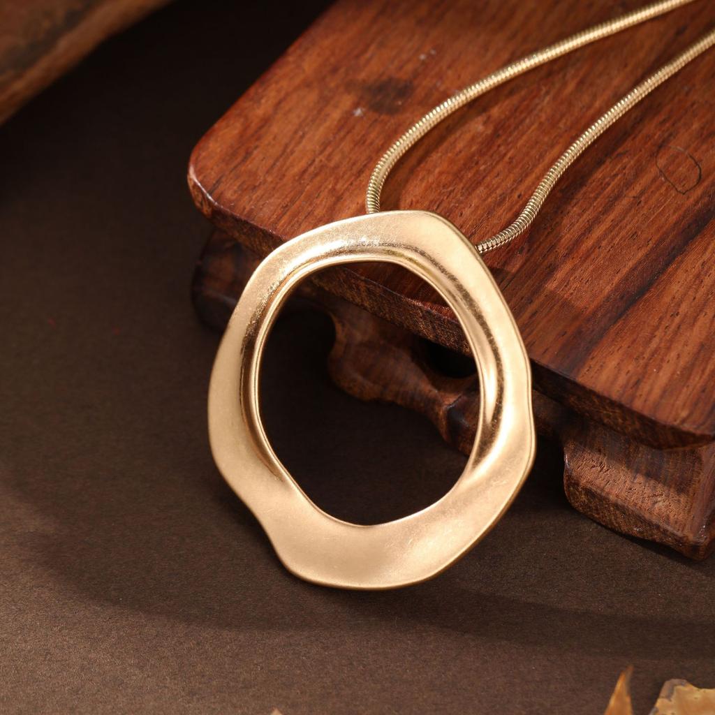 Neuer sandfarbener hohler Ring Schlangenknochenkettenanhänger, Damenmode vielseitige geometrische Ring Halskette