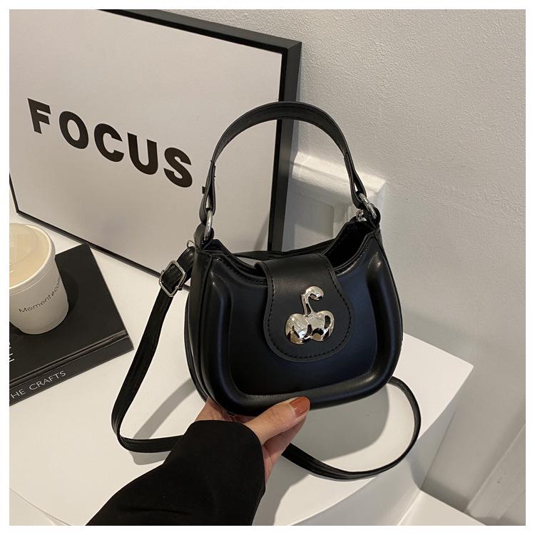 

Зимняя женская сумка-кроссбоди в корейском стиле «Полумесяц» - Модная плечевая сумка на цепочке чёрный