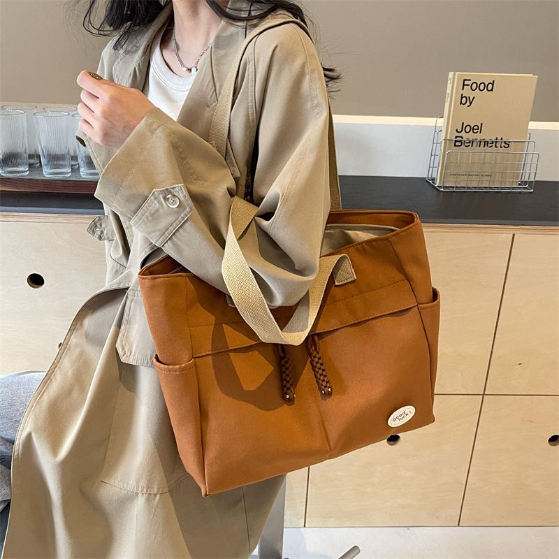 Axelväska med stor kapacitet Kvinnlig resväska Lätt handväska för kvinnor