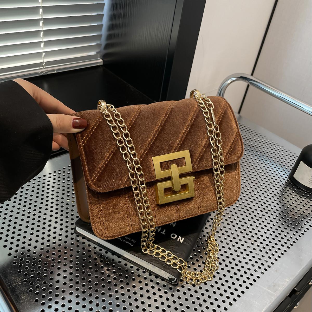 

Винтажная сумка через плечо/через плечо с бархатным клапаном-застежкой-поворотом и цепочным ремешком. Идеально подходит для поездок на работу и повседневного использования.