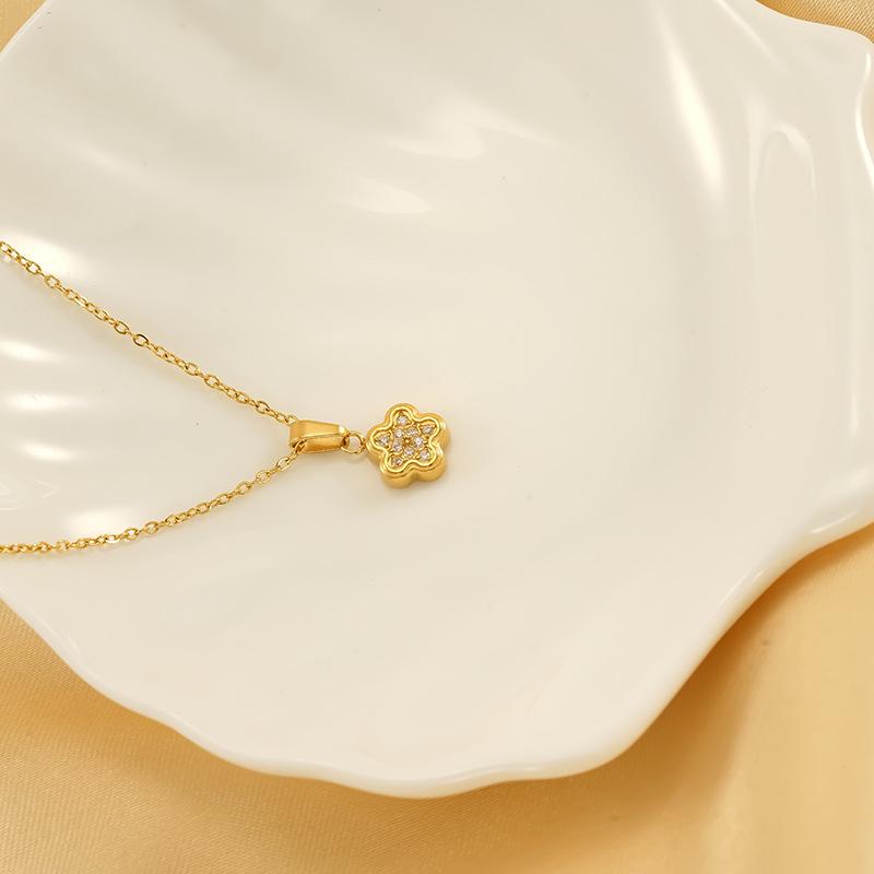 Exquisite And Beautiful Titanium Steel Flower-Shaped Pendant With Diamonds And Gold-Plated Non-Fading Women'S Necklace Jewelry