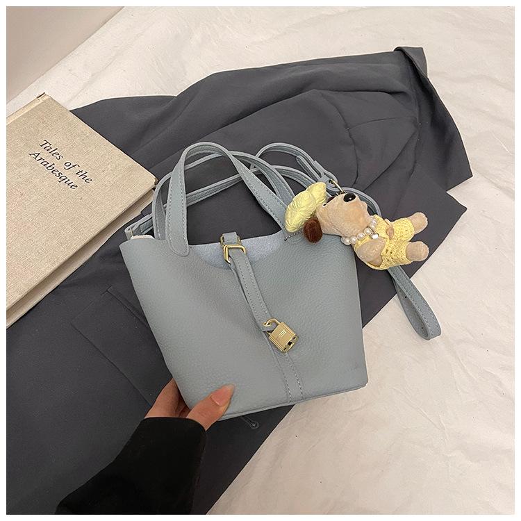 Today's Popular Bags Are Women's New Fashion and High-end Single Shoulder Messenger Bags, Portable Bucket Bags.