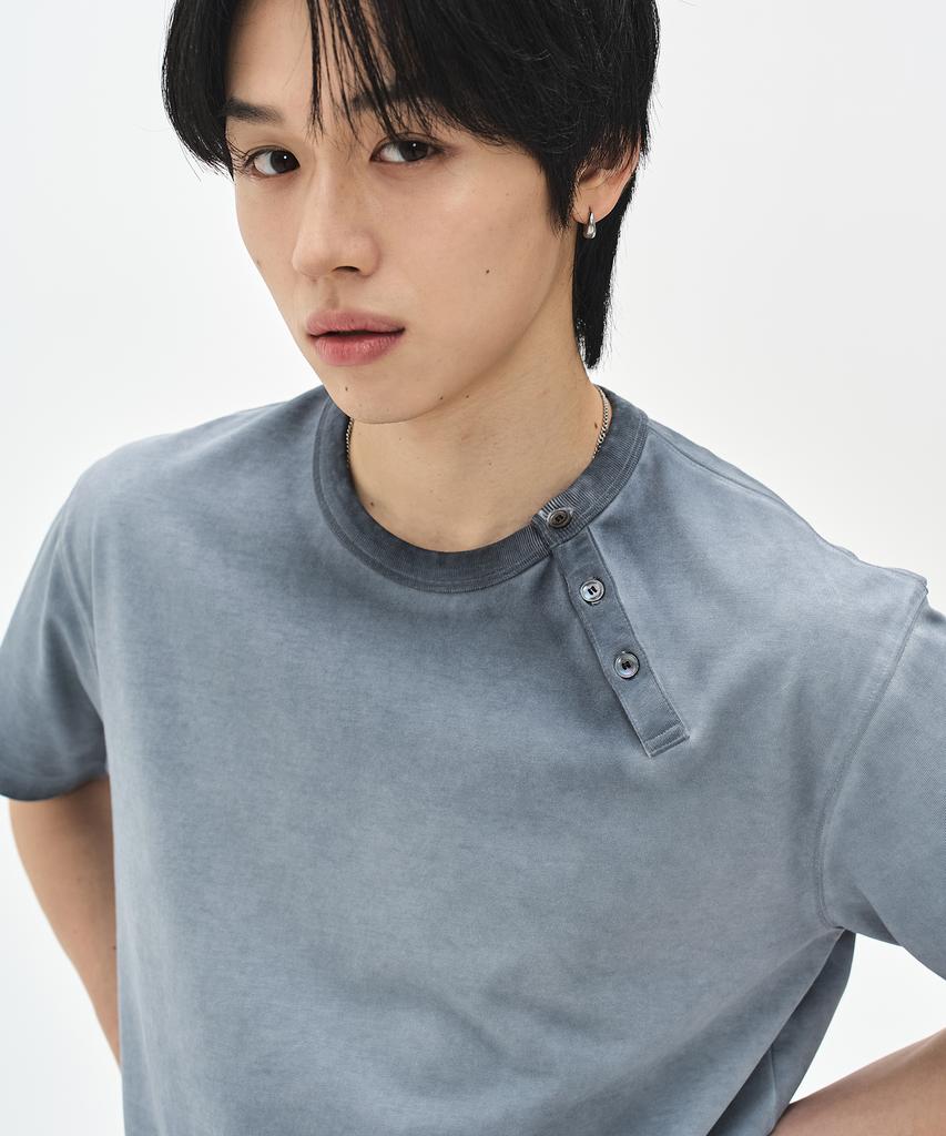 Sobeomeonteu Diagonal Henley Neck T-Shirt - Frost Ash Blue -