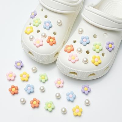 Set de 18 Piezas de Charms para Zapatos para Zuecos y Zapatos con Agujeros Incluye Diseños de Flores y Perlas Adecuado para Decoración y Personalización