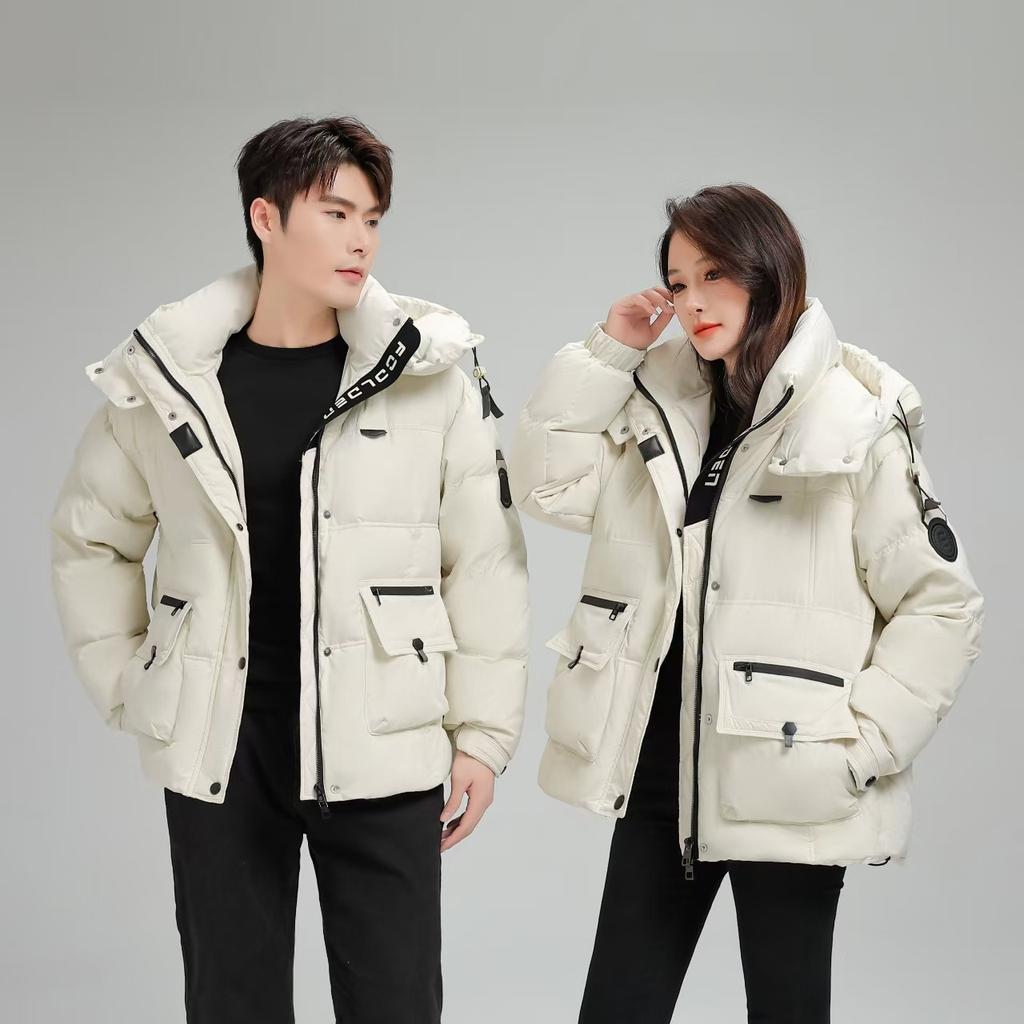 Couple Down Jackets Are Popular In Winter, Short Styles Are Loose and Thickened Warm Tooling, and White Duck Down Jackets Are Trendy.