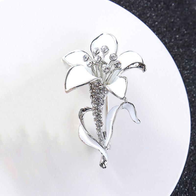 Retro Floral Brooch: Versatile, Elegant Accessory for Women’s Clothing