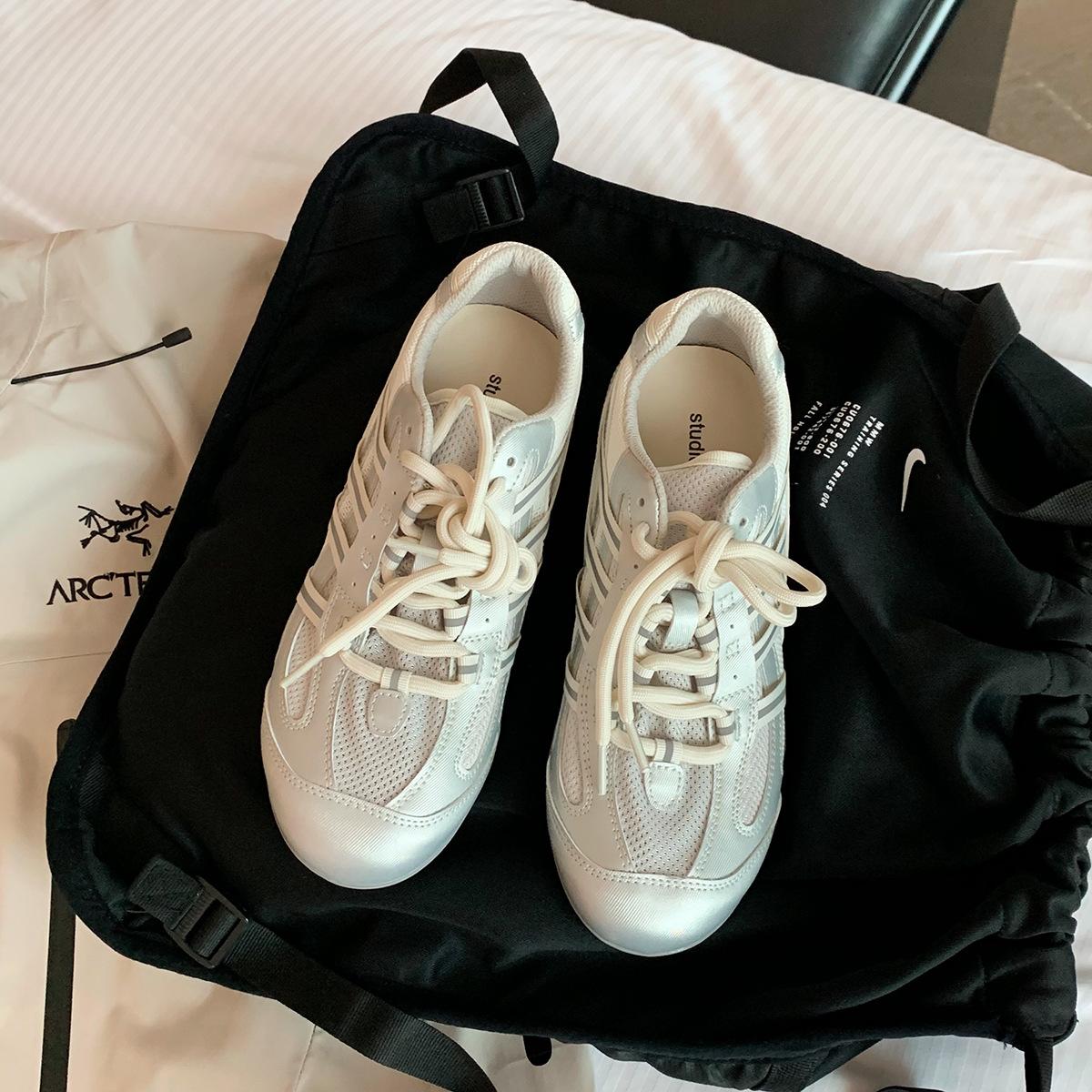 

Mesh striped lace-up German training shoes women s 2025 summer new fashionable versatile feet small breathable casual white shoes 35 серебряный серый