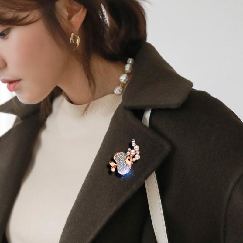 Bubble Fish Pearl Brooch, Cute Diamond-encrusted Brooch, Women's Anti-exposure Pin, Fixed Clothing Accessory