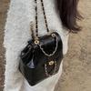 Street Fashion Cool Oil Wax Leder Bucket Handtaschen Kontrastfarbene Autonähte und Metallkettenschloss Diebstahlsichere Taschen Schultern und Umhängetaschen