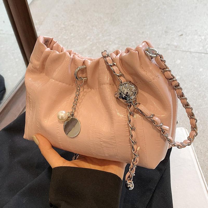 2025 New Bag Women's Niche Light Luxury Pleated Cloud Bag Chain Messenger Bag Fashionable Versatile Shoulder Bucket Bag