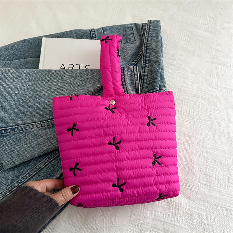 

Модная маленькая свежая повседневная вышитая сумочка с бантом 2025 осень-зима новая в зарубежном стиле милая портативная сумка-ведро розы красного