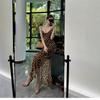 Sexy reiner Wunsch Leopardenmuster rückenfreies Trägerkleid Damen Sommerurlaub Stil königliche Schwester Temperament Taille Hüfte langer Rock